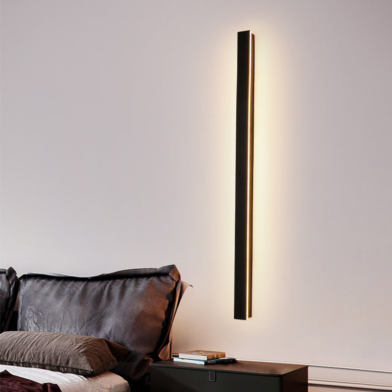 Luminária de parede em LED com design contemporâneo e acabamento metálico para iluminar seus exteriores com sofisticação.