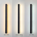 Luminária de parede em LED com design contemporâneo e acabamento metálico para iluminar seus exteriores com sofisticação.