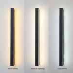 Luminária de parede em LED com design contemporâneo e acabamento metálico para iluminar seus exteriores com sofisticação.
