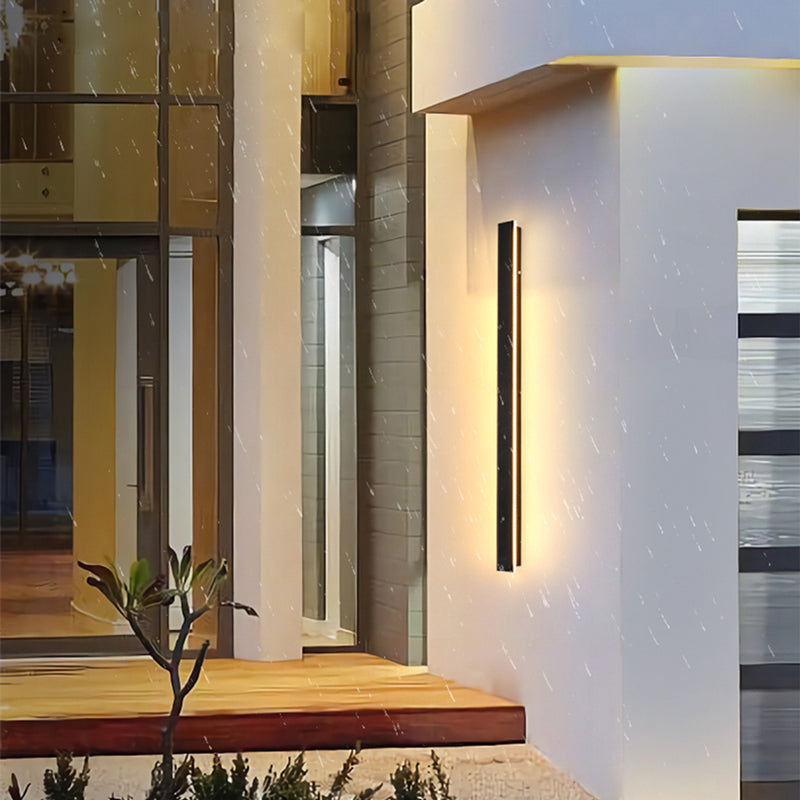 Luminária de parede em LED com design contemporâneo e acabamento metálico para iluminar seus exteriores com sofisticação.