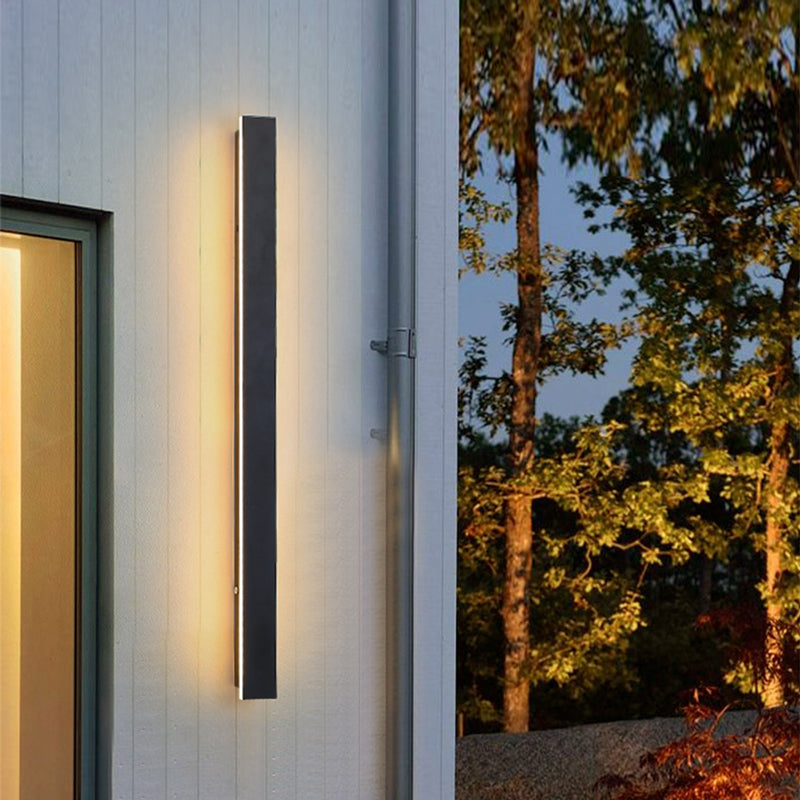 Luminária de parede em LED com design contemporâneo e acabamento metálico para iluminar seus exteriores com sofisticação.