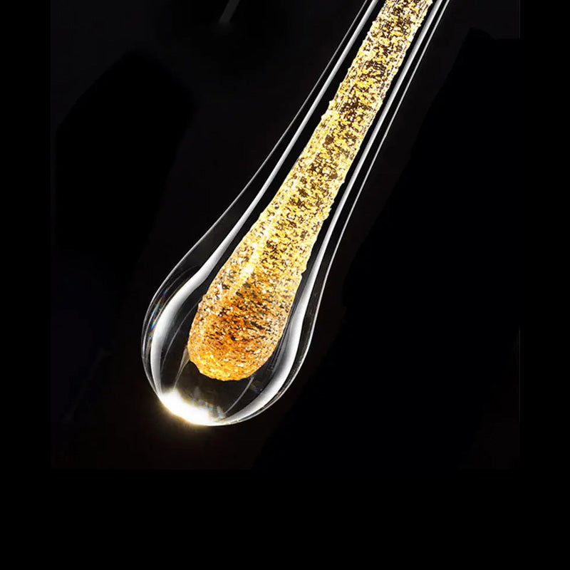 Luminária de parede em LED com design escultural em forma de gota d'água, oferecendo uma iluminação suave e envolvente.
