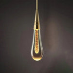 Luminária de parede em LED com design escultural em forma de gota d'água, oferecendo uma iluminação suave e envolvente.