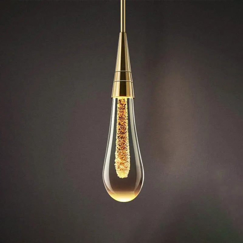 Luminária de parede em LED com design escultural em forma de gota d'água, oferecendo uma iluminação suave e envolvente.