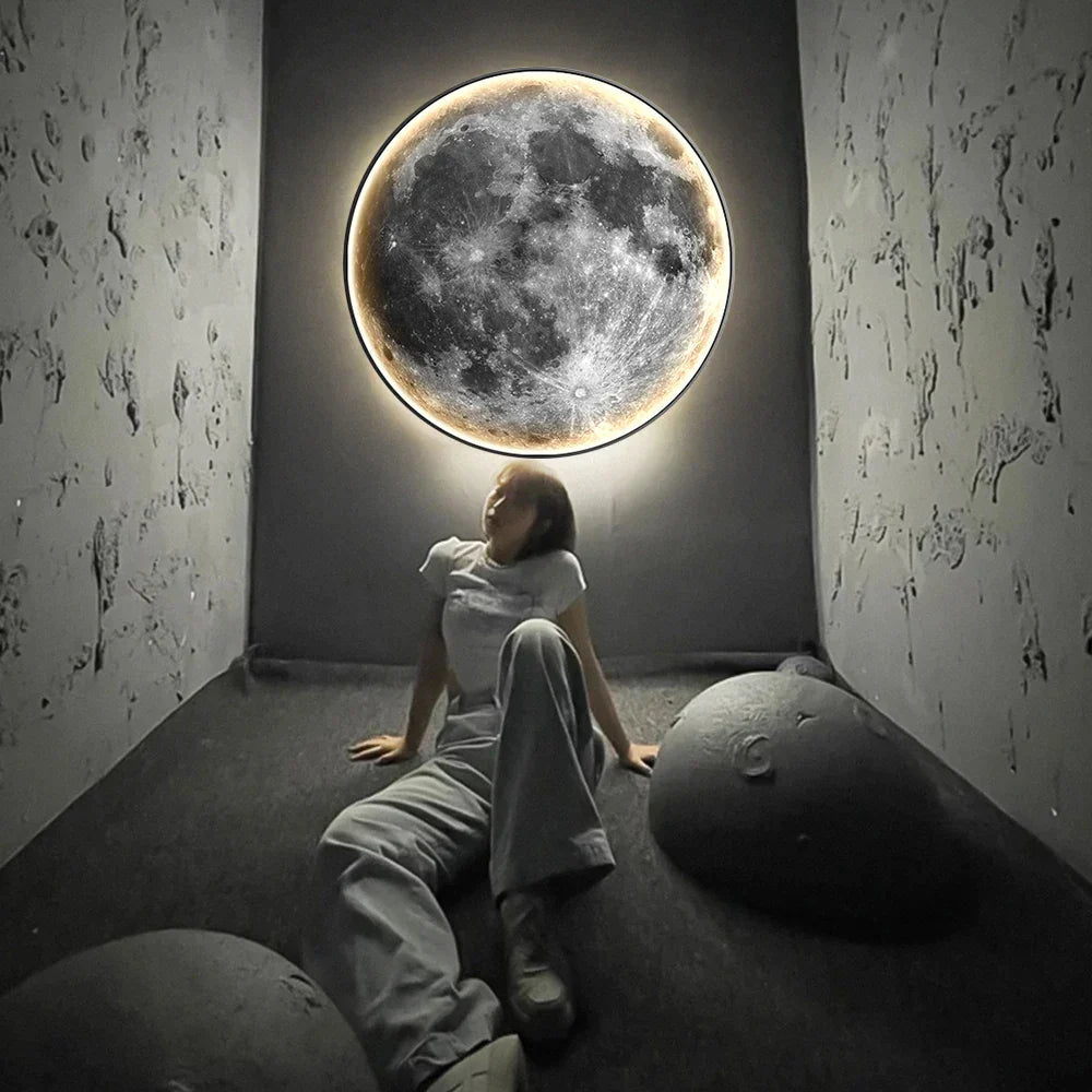 Luminária de parede em LED com design inspirado na lua, proporcionando uma iluminação suave e etérea.