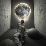 Luminária de parede em LED com design inspirado na lua, proporcionando uma iluminação suave e etérea.