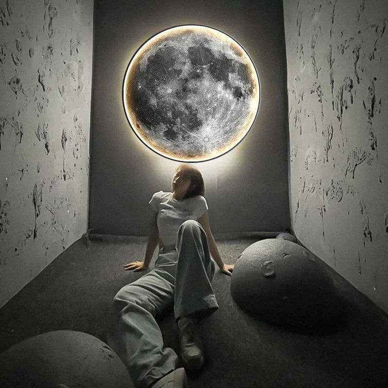 Luminária de parede em LED com design inspirado na lua, proporcionando uma iluminação suave e etérea.