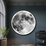 Luminária de parede em LED com design inspirado na lua, proporcionando uma iluminação suave e etérea.