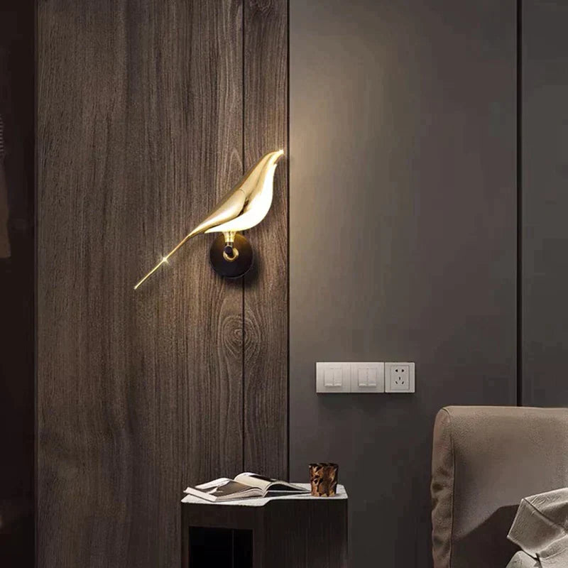 Luminária de parede em LED contemporânea com design elegante em formato de pássaro, perfeita para criar um ambiente acolhedor e sofisticado.
