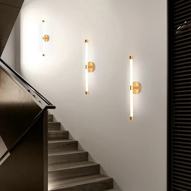 Luminária de parede em aço escovado com design minimalista e iluminação suave para ambientes contemporâneos.
