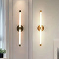 Luminária de parede em aço escovado com design minimalista e iluminação suave para ambientes contemporâneos.