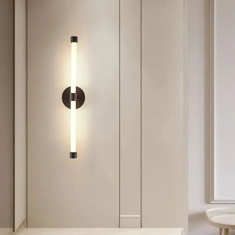 Luminária de parede em aço escovado com design minimalista e iluminação suave para ambientes contemporâneos.
