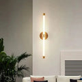 Luminária de parede em aço escovado com design minimalista e iluminação suave para ambientes contemporâneos.