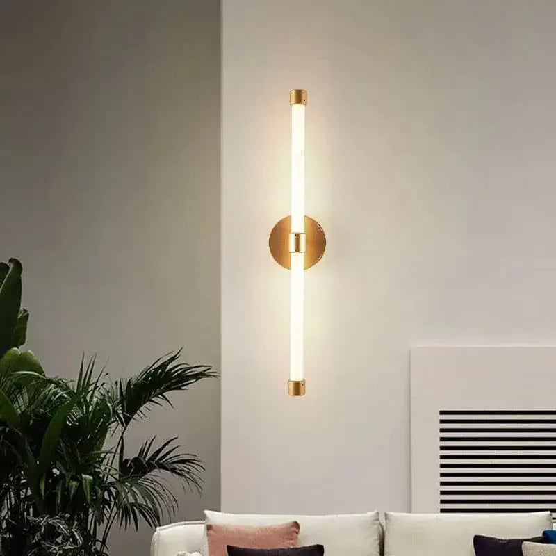 Luminária de parede em aço escovado com design minimalista e iluminação suave para ambientes contemporâneos.