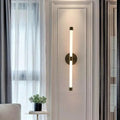 Luminária de parede em aço escovado com design minimalista e iluminação suave para ambientes contemporâneos.