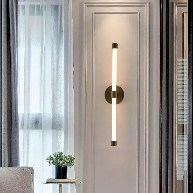 Luminária de parede em aço escovado com design minimalista e iluminação suave para ambientes contemporâneos.