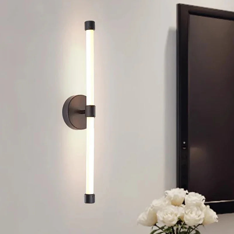 Luminária de parede em aço escovado com design minimalista e iluminação suave para ambientes contemporâneos.