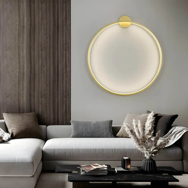 Luminária de parede em anel esculpido, com iluminação suave e design curvilíneo contemporâneo. Dourado