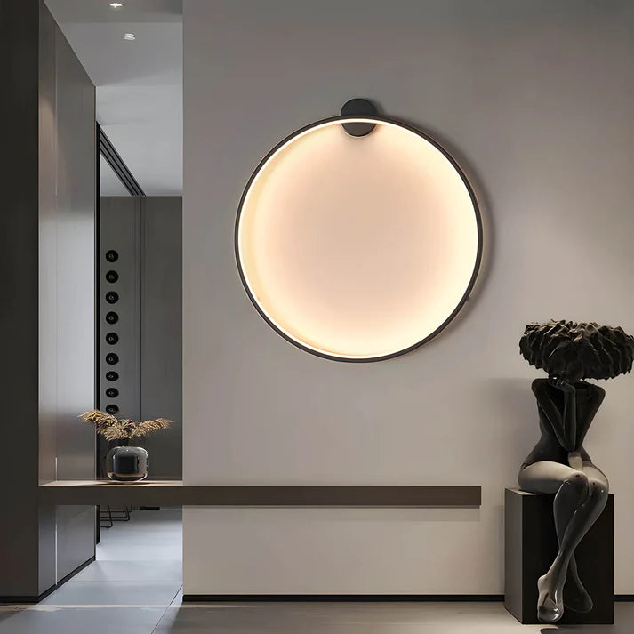 Luminária de parede em anel esculpido, com iluminação suave e design curvilíneo contemporâneo. Preto