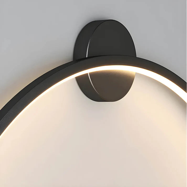 Luminária de parede em anel esculpido, com iluminação suave e design curvilíneo contemporâneo.