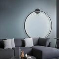 Luminária de parede em anel esculpido, com iluminação suave e design curvilíneo contemporâneo.