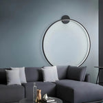 Luminária de parede em anel esculpido, com iluminação suave e design curvilíneo contemporâneo.