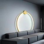 Luminária de parede em anel esculpido, com iluminação suave e design curvilíneo contemporâneo.