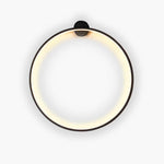 Luminária de parede em anel esculpido, com iluminação suave e design curvilíneo contemporâneo.
