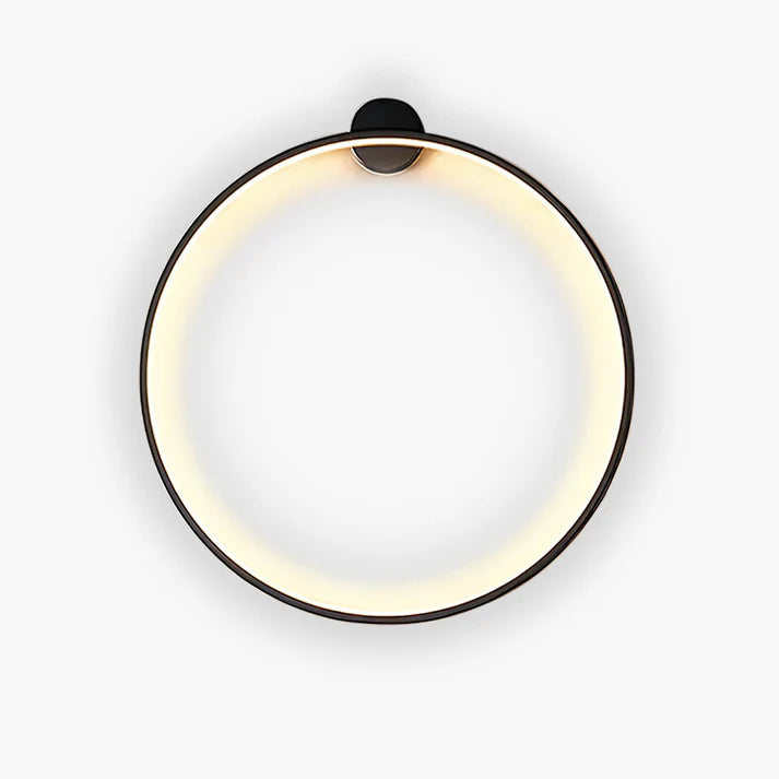 Luminária de parede em anel esculpido, com iluminação suave e design curvilíneo contemporâneo.
