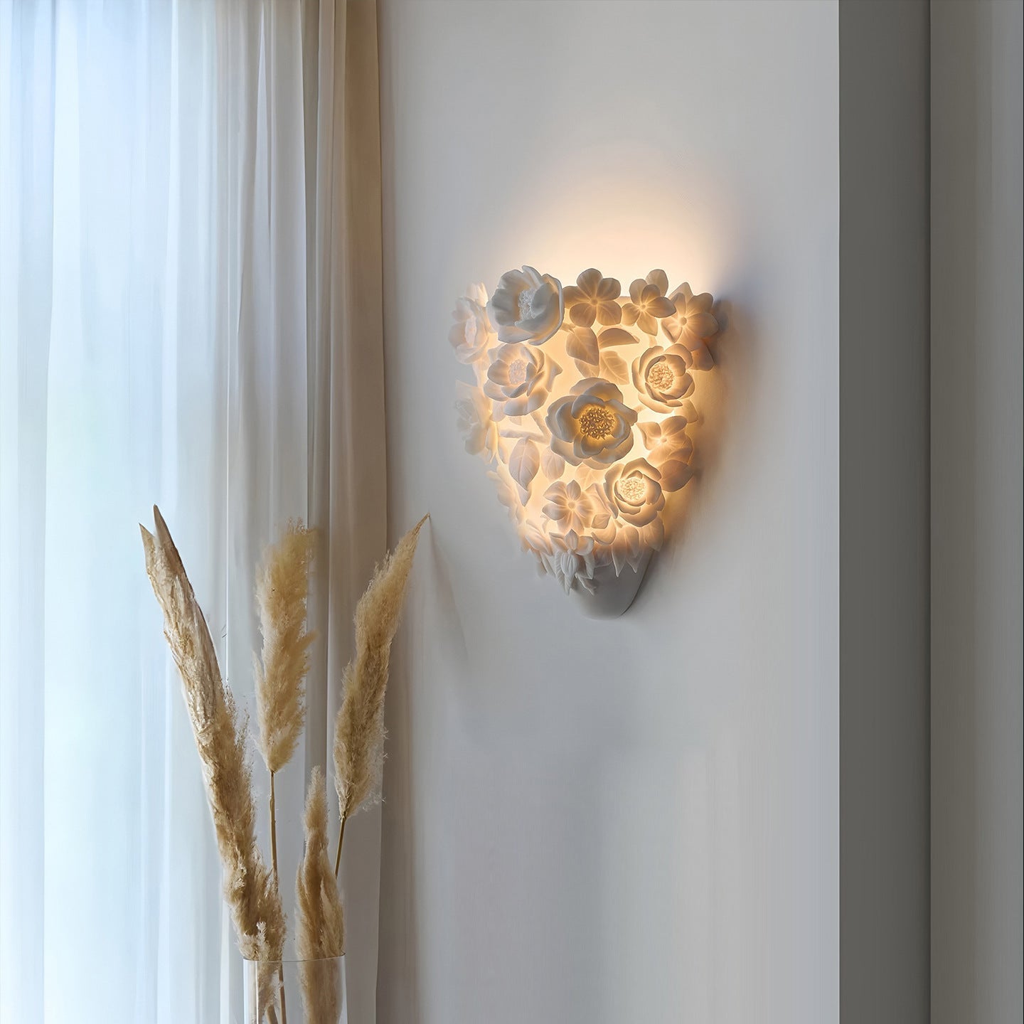 Luminária de parede em cerâmica artesanal com delicadas flores em relevo e iluminação suave para um toque de elegância e charme.