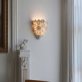 Luminária de parede em cerâmica artesanal com delicadas flores em relevo e iluminação suave para um toque de elegância e charme.