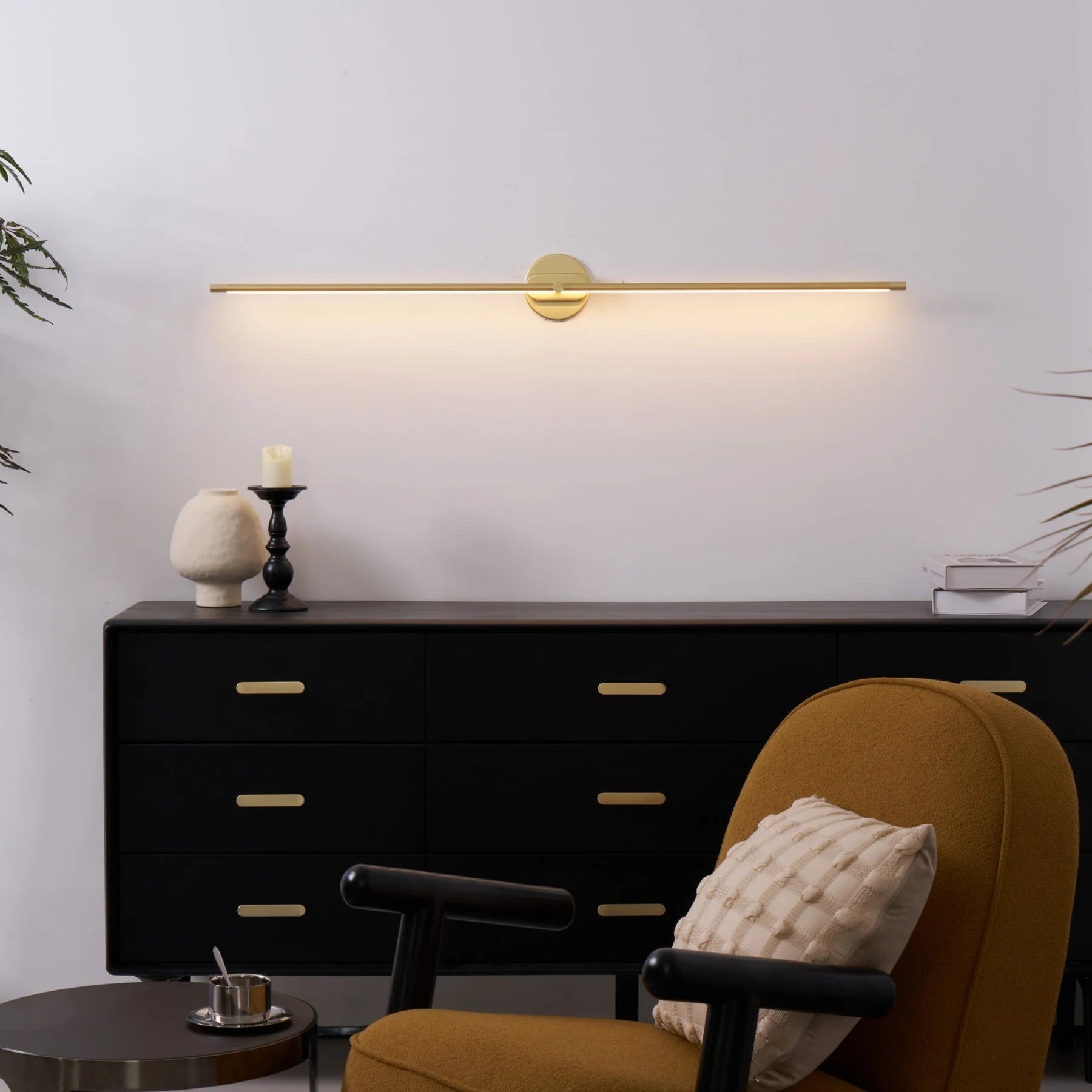 Luminária de parede em cristal facetado com iluminação suave e sofisticada para banheiros, perfeita para above-mirror ambiance.