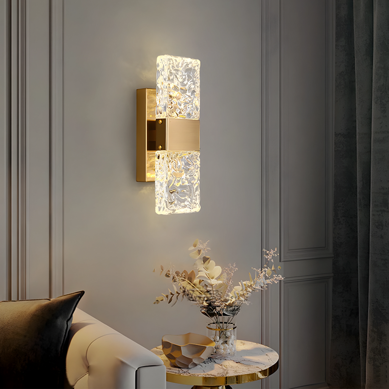 Luminária de parede em cristal iluminada por LED com design contemporâneo e sofisticado. Dourado