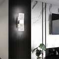 Luminária de parede em cristal iluminada por LED com design contemporâneo e sofisticado. Prata