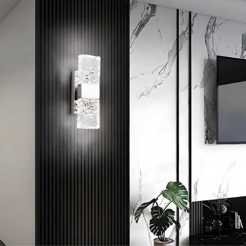 Luminária de parede em cristal iluminada por LED com design contemporâneo e sofisticado. Prata