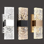 Luminária de parede em cristal iluminada por LED com design contemporâneo e sofisticado.