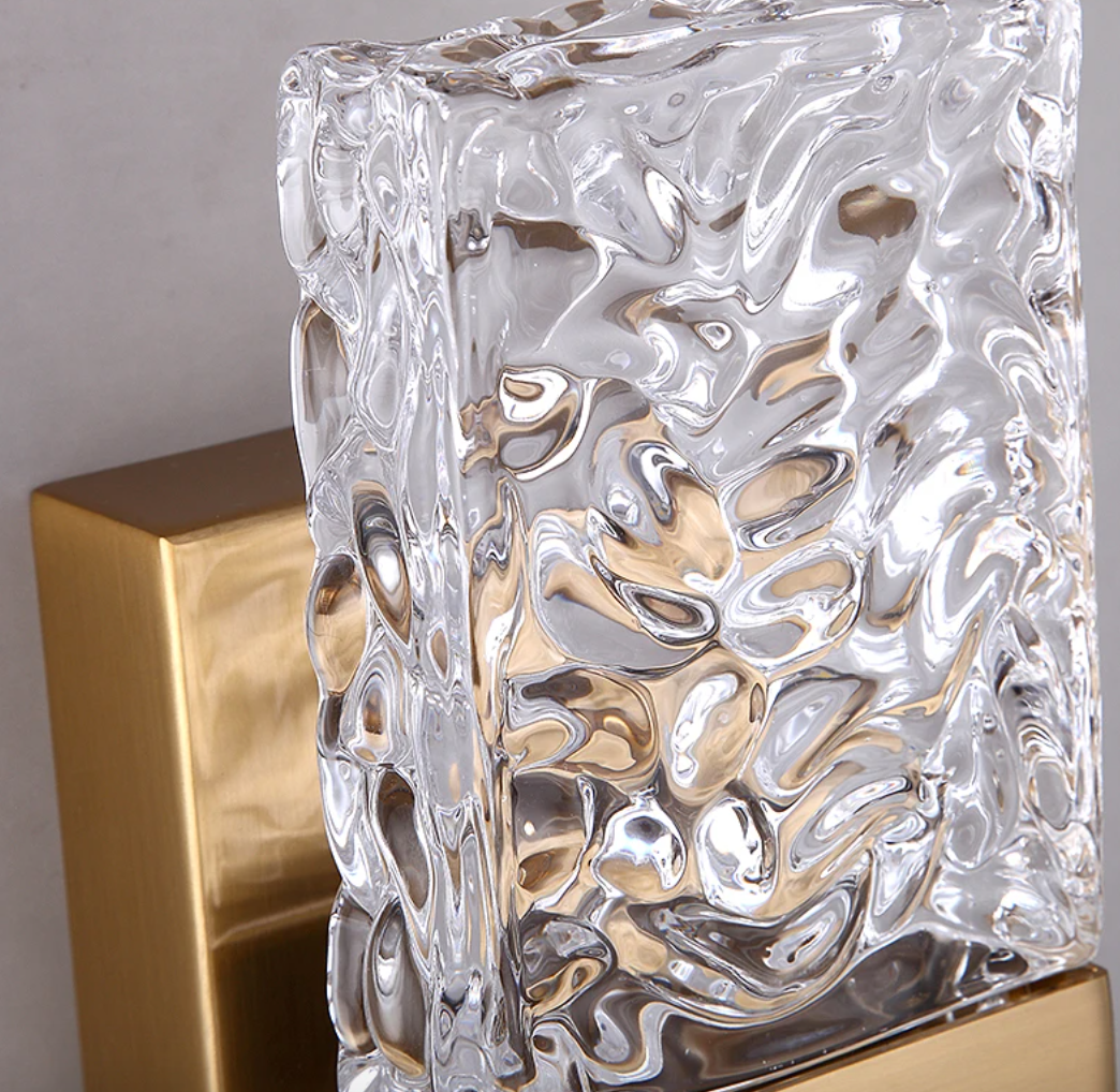 Luminária de parede em cristal iluminada por LED com design contemporâneo e sofisticado.