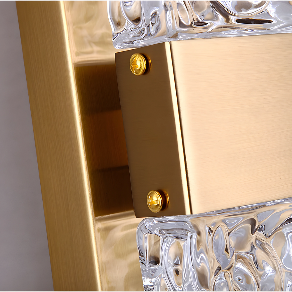 Luminária de parede em cristal iluminada por LED com design contemporâneo e sofisticado.