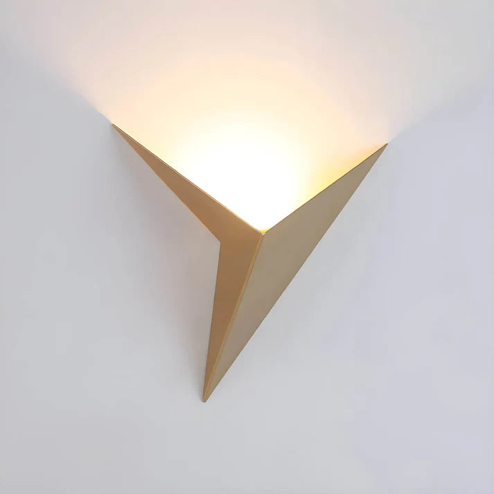Luminária de parede em estilo contemporâneo, com iluminação suave e delicada em formato de pássaro, ideal para adornar ambientes modernos com charme e sofisticação. Dourado