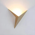 Luminária de parede em estilo contemporâneo, com iluminação suave e delicada em formato de pássaro, ideal para adornar ambientes modernos com charme e sofisticação. Dourado