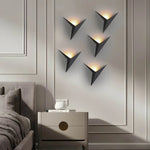 Luminária de parede em estilo contemporâneo, com iluminação suave e delicada em formato de pássaro, ideal para adornar ambientes modernos com charme e sofisticação.