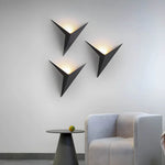 Luminária de parede em estilo contemporâneo, com iluminação suave e delicada em formato de pássaro, ideal para adornar ambientes modernos com charme e sofisticação.