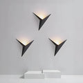 Luminária de parede em estilo contemporâneo, com iluminação suave e delicada em formato de pássaro, ideal para adornar ambientes modernos com charme e sofisticação.