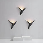 Luminária de parede em estilo contemporâneo, com iluminação suave e delicada em formato de pássaro, ideal para adornar ambientes modernos com charme e sofisticação.