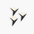 Luminária de parede em estilo contemporâneo, com iluminação suave e delicada em formato de pássaro, ideal para adornar ambientes modernos com charme e sofisticação.