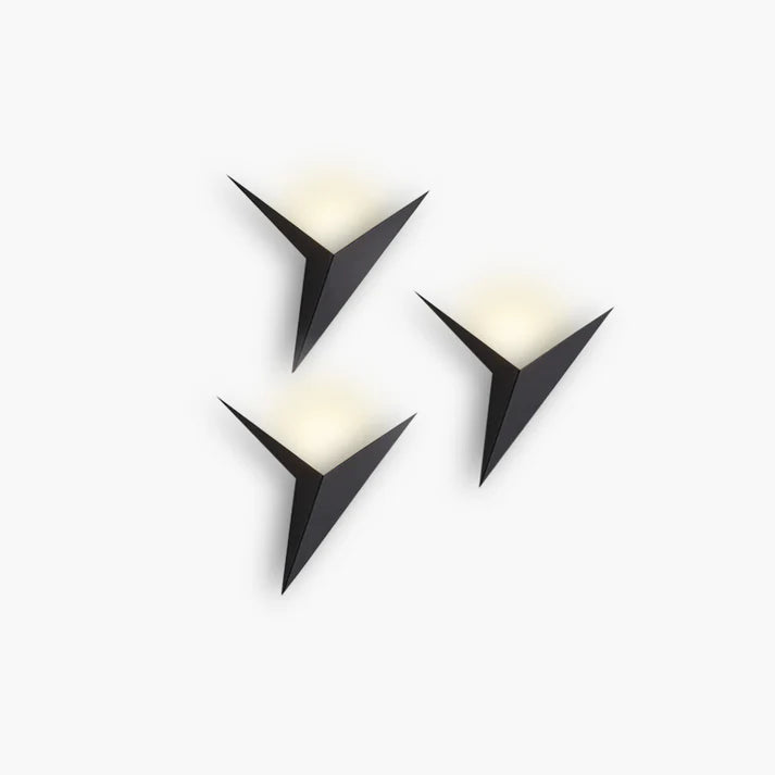 Luminária de parede em estilo contemporâneo, com iluminação suave e delicada em formato de pássaro, ideal para adornar ambientes modernos com charme e sofisticação.