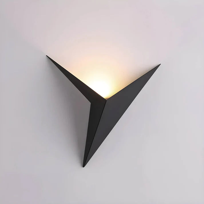 Luminária de parede em estilo contemporâneo, com iluminação suave e delicada em formato de pássaro, ideal para adornar ambientes modernos com charme e sofisticação.