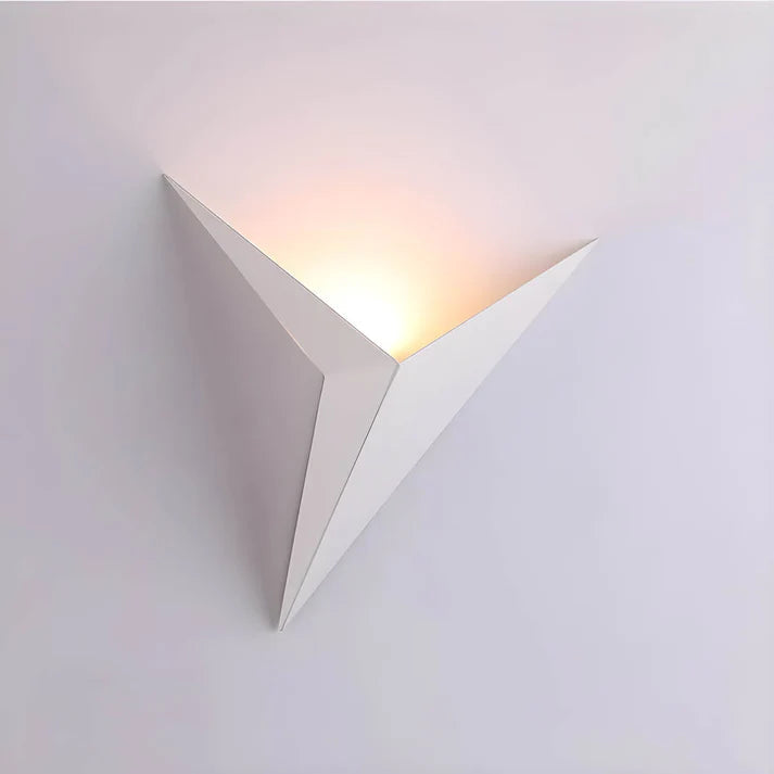 Luminária de parede em estilo contemporâneo, com iluminação suave e delicada em formato de pássaro, ideal para adornar ambientes modernos com charme e sofisticação.