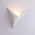 Luminária de parede em estilo contemporâneo, com iluminação suave e delicada em formato de pássaro, ideal para adornar ambientes modernos com charme e sofisticação.