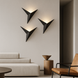Luminária de parede em estilo contemporâneo, com iluminação suave e delicada em formato de pássaro, ideal para adornar ambientes modernos com charme e sofisticação.